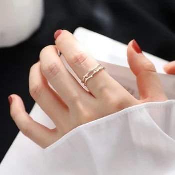 In Príliv Nastaviteľné Strieborné Farebné Krúžky Pre Ženy Jednoduché Temperament Zapojenie Snubné Prstene Módne Šperky Veľkoobchod 2021