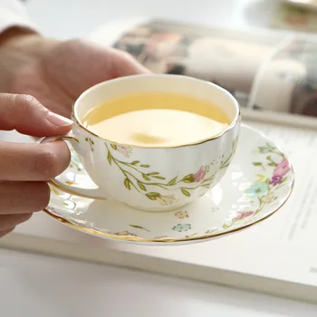 Porcelánovú Šálku Kávy Nastaviť Luxusná Káva Hrnček s Rukoväť Európskej Kvety Zlaté Kosti Čína Čajových Šálok Nastaviť Vody Hrnček Domov Drinkware