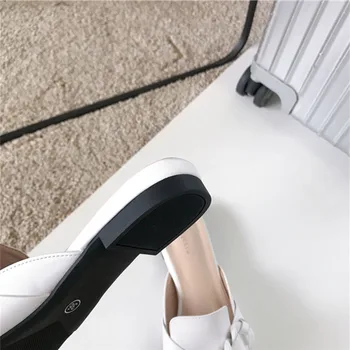 Ženy, Luxusné Papuče Nový Módny Reťazec Značky Mule Ukázal Prst Pošmyknúť Na Listy Ploché Päty Bežné Vonkajšie Flip Flops Topánky 2021 Nové