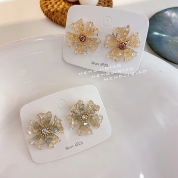 MENGJIQIAO kórejský Kameň Ručné Crystal Roztomilý Kvet Petal Stud Náušnice Pre Ženy, Dievčatá Elegantné Dovolenku Šperky Oorbellen