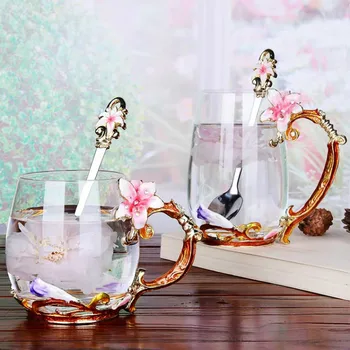 Krásne smalt farebné kvetinové šálku čaju žiaruvzdorného skla hrnček kávy pár raňajky mlieko, džús pohár