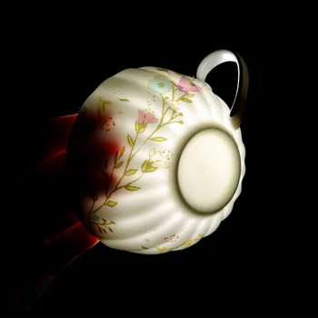 Porcelánovú Šálku Kávy Nastaviť Luxusná Káva Hrnček s Rukoväť Európskej Kvety Zlaté Kosti Čína Čajových Šálok Nastaviť Vody Hrnček Domov Drinkware